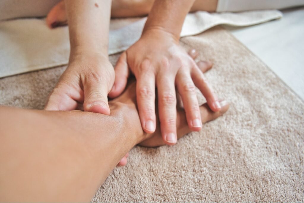 Acupressure-massage-stress-header-nolisoliph-1024x683 - Saffron4health